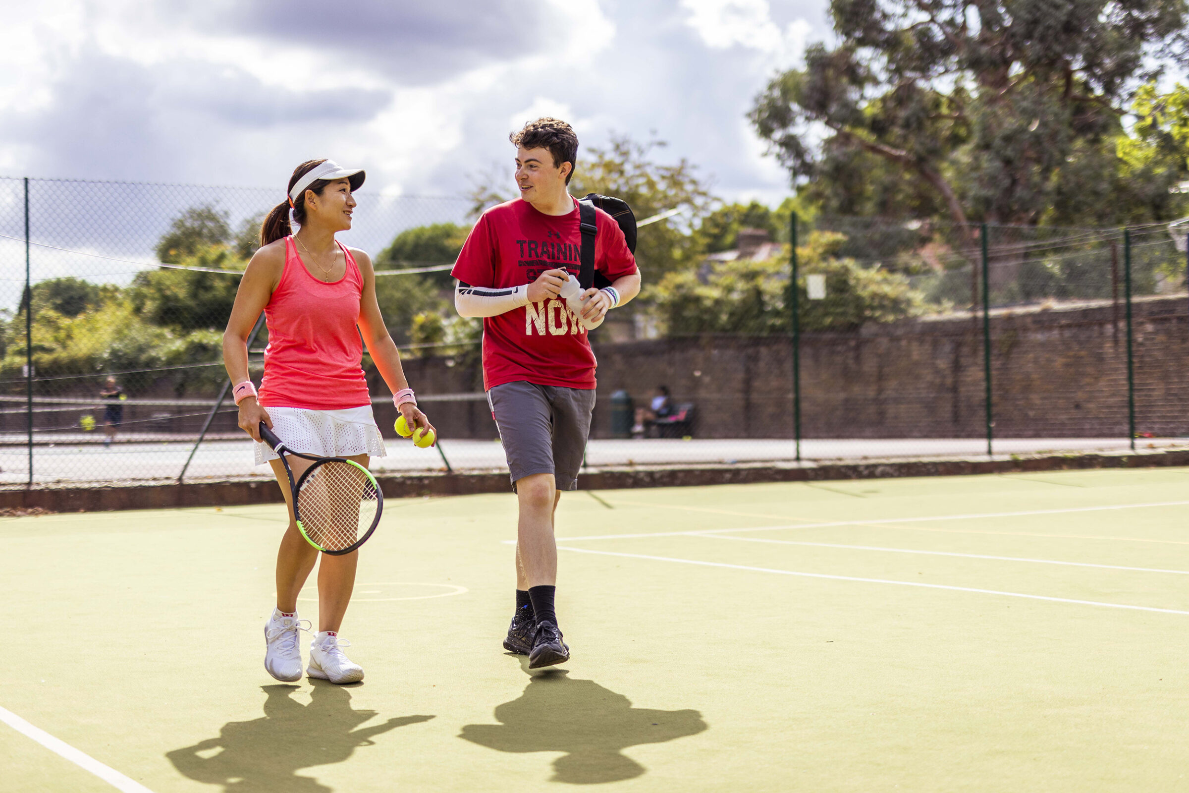 Paddle tennis: characteristics of a dynamic sport full of enthusiasm